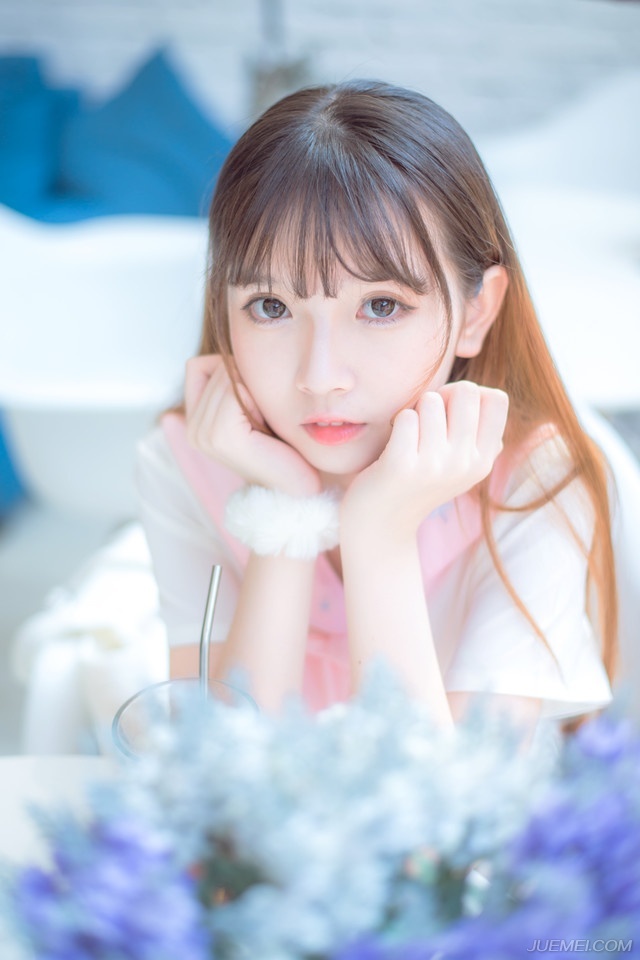 “不错，此人虽然老迈，但无论武艺兵法，放眼蜀中，也只有张任将军可与之为敌？”邓贤点点头。